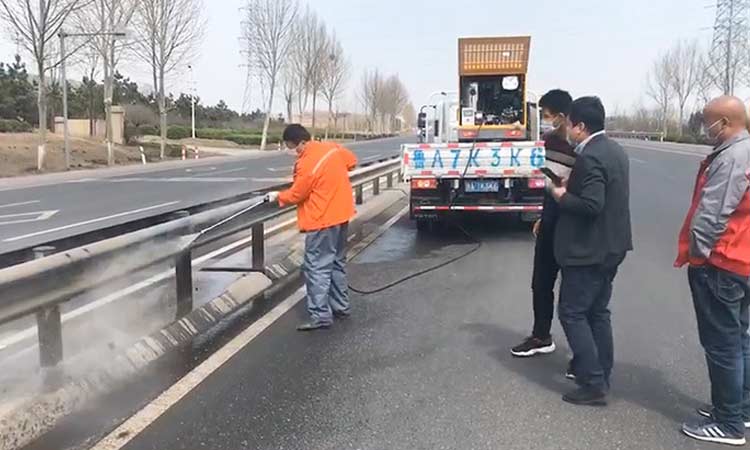 多功能高壓清洗車道路道路護(hù)欄清洗作業(yè)現(xiàn)場(chǎng)