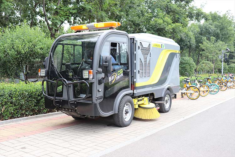 小型四輪電動洗掃車道路清掃無揚(yáng)塵好幫手