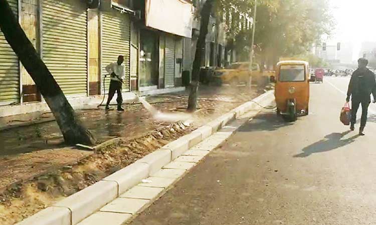 百易長青三輪高壓清洗車應(yīng)用廣泛路邊偶遇一輛正在工作