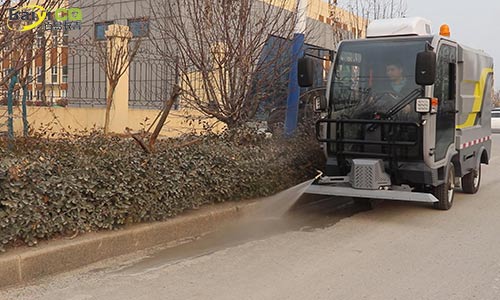 使用小型多功能高壓清洗車，校園環(huán)衛(wèi)防疫一車解決