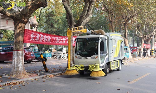 大型吸樹(shù)葉粉碎收集一體車(chē)助力園林落葉清潔