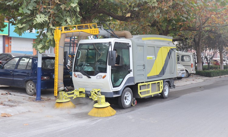 “變形金剛”多功能樹(shù)葉收集車(chē)全面升級(jí)