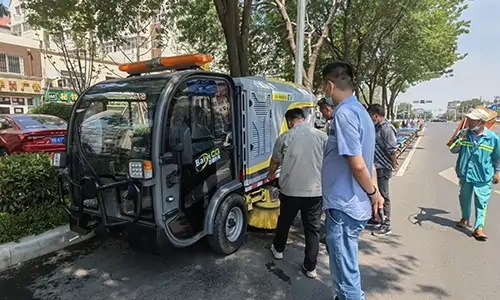 近日發(fā)往青島的小型電動洗掃車客戶試車體驗