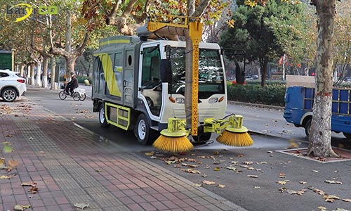 ?多功能樹(shù)葉收集車(chē)落葉季大堆樹(shù)葉收集，非落葉季可用于洗掃路面高壓沖洗