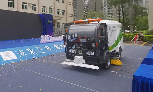 電動洗掃車抵達深圳環(huán)衛(wèi)指定地點并作為頭車參加了項目開啟儀式