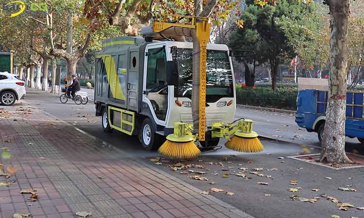 大型落葉收集車