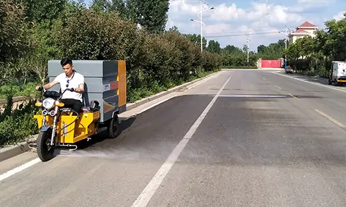 道路高壓清洗車是一款道路沖洗，水掃多用途電動環(huán)衛(wèi)設(shè)備