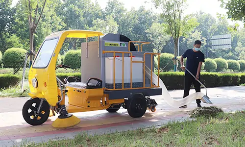 三輪樹(shù)葉收集車(chē)輕松解決狹窄道路落葉收集難題