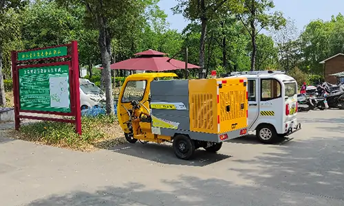 電動三輪高壓清洗車服役某景區(qū)公園