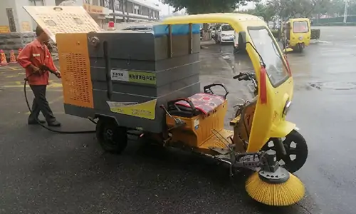 三輪高壓清洗車帶單邊掃刷正在道路工作