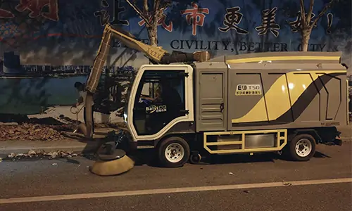 夜晚的道路樹(shù)葉收集車依舊忙碌在城市的大街小巷