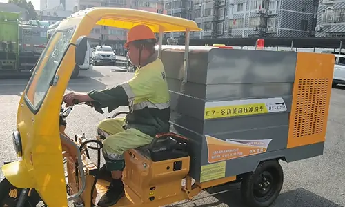 小型三輪高壓清洗車在一線城市的道路上隨處可見