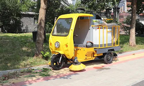 三輪樹(shù)葉收集車(chē)的功能與使用場(chǎng)景