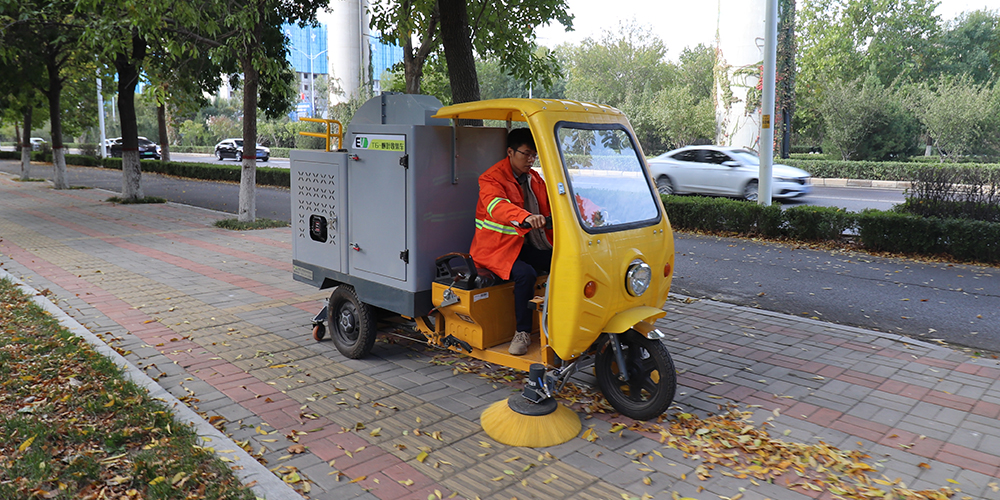 三輪樹葉收集車