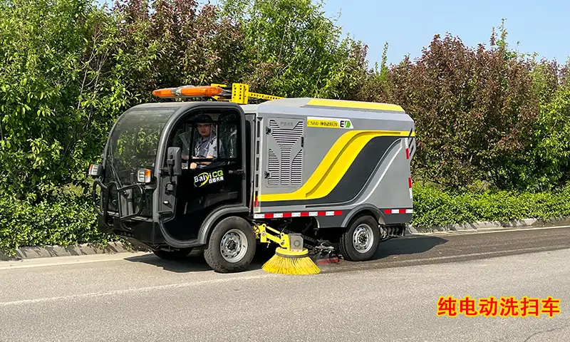 小型純電動(dòng)洗掃車(chē)，節(jié)假日期間路面高效洗掃專(zhuān)用車(chē)型，操作簡(jiǎn)單，效果杰出！