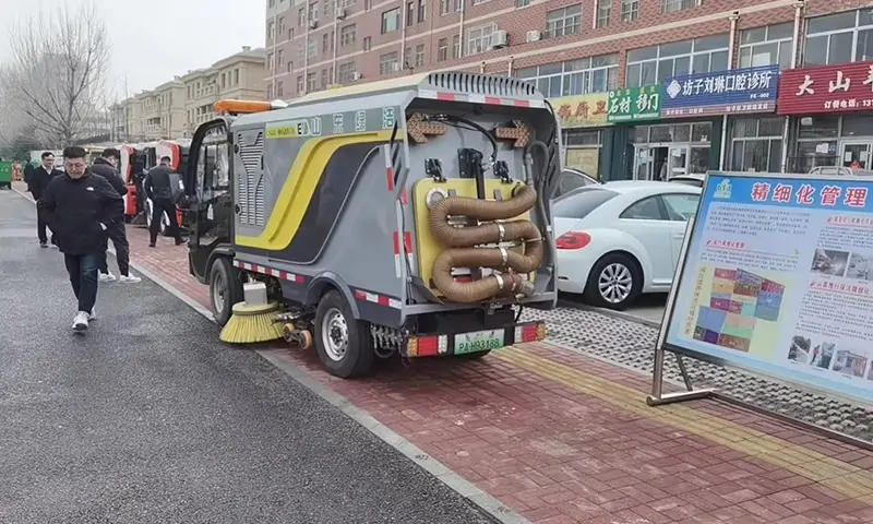 純電動(dòng)洗掃車(chē)現(xiàn)場(chǎng)試車(chē)，人行道路面洗掃引起關(guān)注，行人連連夸贊！