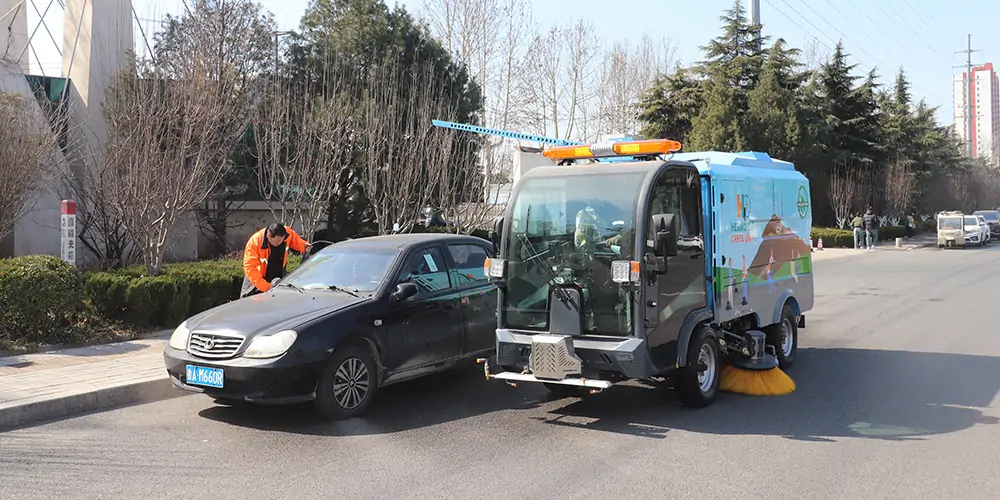 道路洗掃車，路面污漬清潔“專家”_電動洗掃車_環(huán)衛(wèi)洗掃車_小型洗掃車