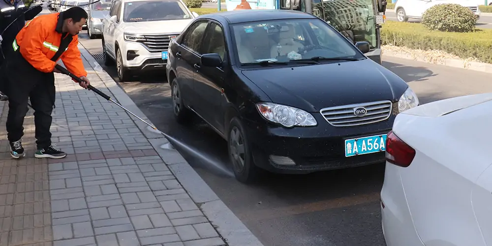 道路洗掃車，路面污漬清潔“專家”_電動洗掃車_環(huán)衛(wèi)洗掃車_小型洗掃車