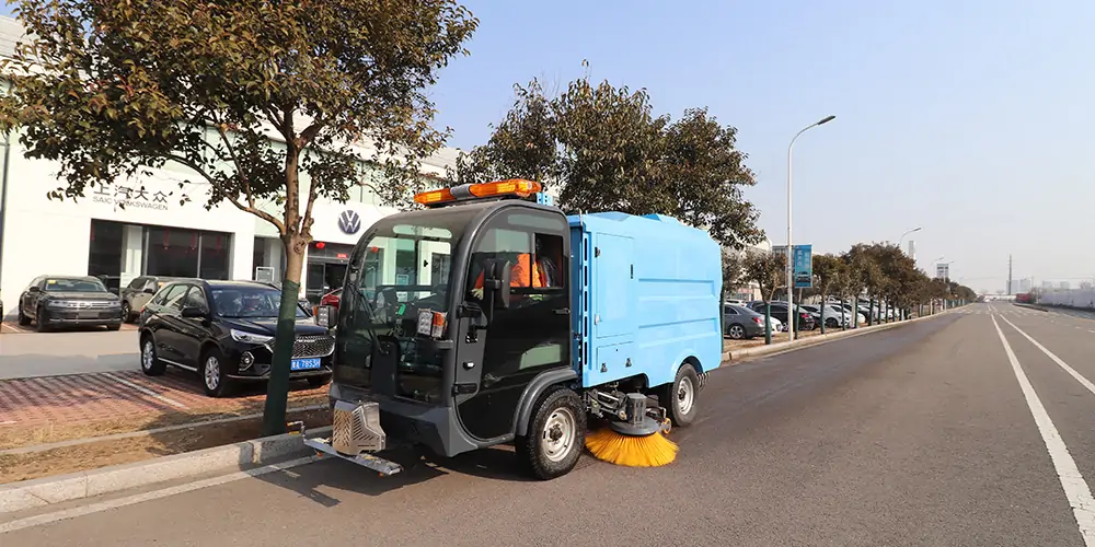 道路洗掃車，路面污漬清潔“專家”_電動洗掃車_環(huán)衛(wèi)洗掃車_小型洗掃車