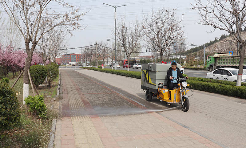 市政道路及景區(qū)道路狹窄難以通行，衛(wèi)生治理難度大？別擔心，一輛三輪多功能高壓清洗車即可解決！