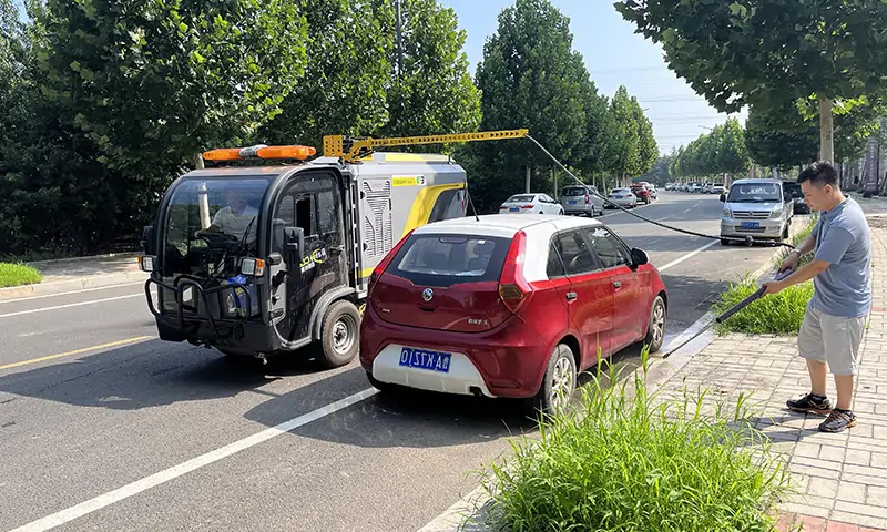 純電動(dòng)洗掃車(chē)輔道人行道顯身手！狹窄道路洗掃，高壓沖洗人行道，車(chē)輛過(guò)后地面整潔又衛(wèi)生！