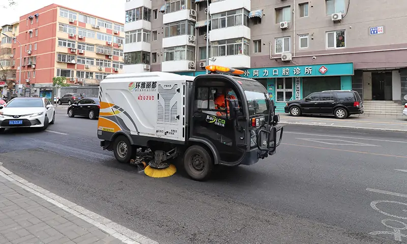 小型純電動(dòng)洗掃車(chē)街頭實(shí)拍，道路洗掃無(wú)揚(yáng)塵，打造美好生活環(huán)境！