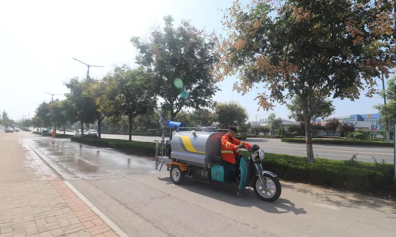 小型三輪灑水車道路灑水好幫手，多種灑水模式可選，滿足多種環(huán)衛(wèi)作業(yè)需求。