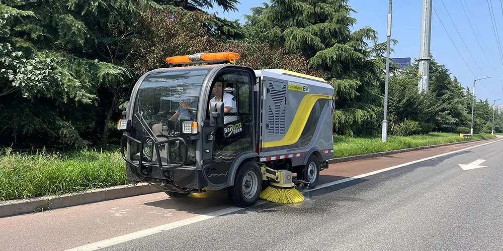 道路洗掃車(chē)_路面污漬清潔“專(zhuān)家”_電動(dòng)洗掃車(chē)_環(huán)衛(wèi)洗掃車(chē)_小型洗掃車(chē)