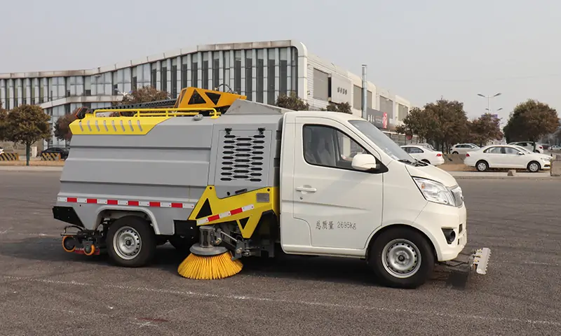 可上牌純電動洗掃車！自動檔位，動力強勁，專注背街小巷路面衛(wèi)生治理！