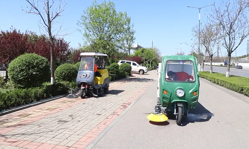 高效環(huán)保：純電動(dòng)清掃車(chē)與高壓沖洗車(chē)的聯(lián)合作業(yè)