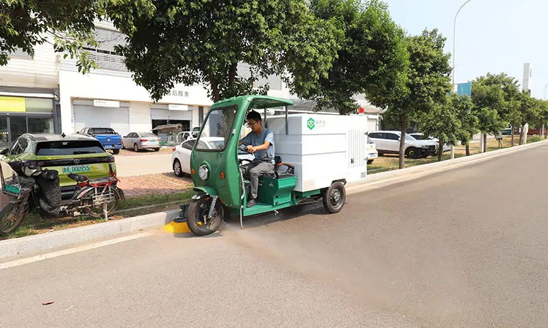 多功能高壓沖洗車：道路保潔的全新助力設(shè)備，環(huán)境美好建設(shè)者