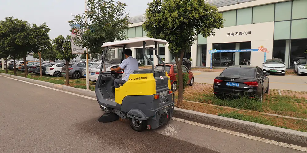 純電動(dòng)樹(shù)葉收集車_多功能樹(shù)葉收集車_吸樹(shù)葉的機(jī)器_掃樹(shù)葉神器