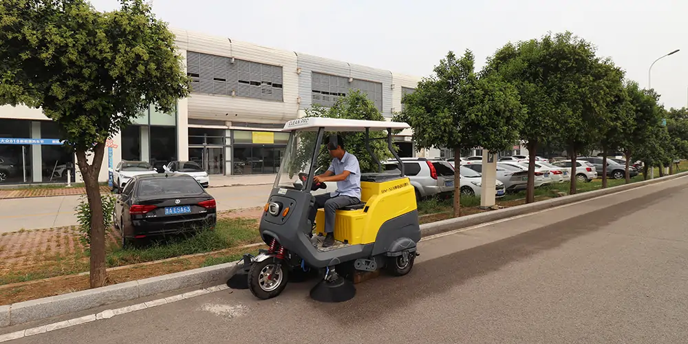 純電動(dòng)樹(shù)葉收集車_多功能樹(shù)葉收集車_吸樹(shù)葉的機(jī)器_掃樹(shù)葉神器