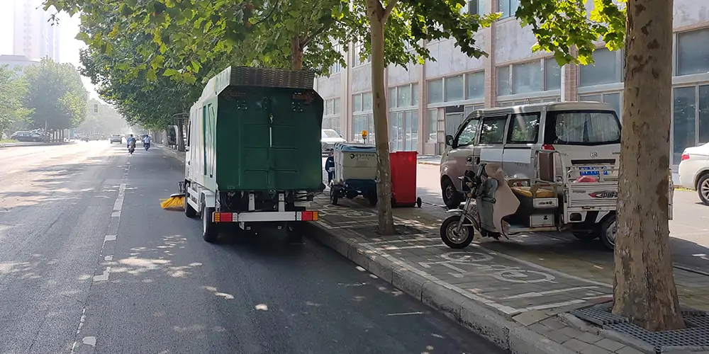 樹葉收集車_多功能樹葉收集車_吸樹葉的機(jī)器_新型樹葉收集車_電動(dòng)樹葉專用收集車