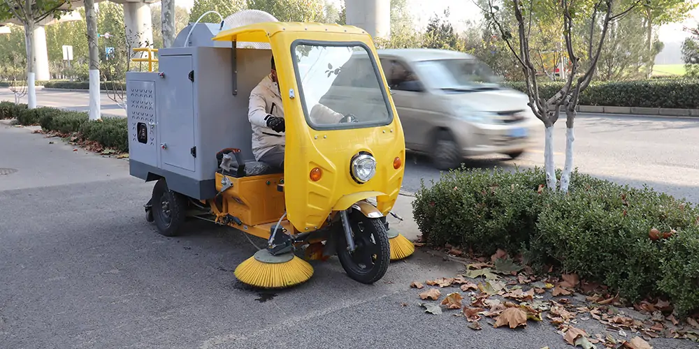 吸入式樹葉收集車 電動(dòng)三輪車樹葉收集器 樹葉收集器車 三輪樹葉收集車 林場專用樹葉收集車