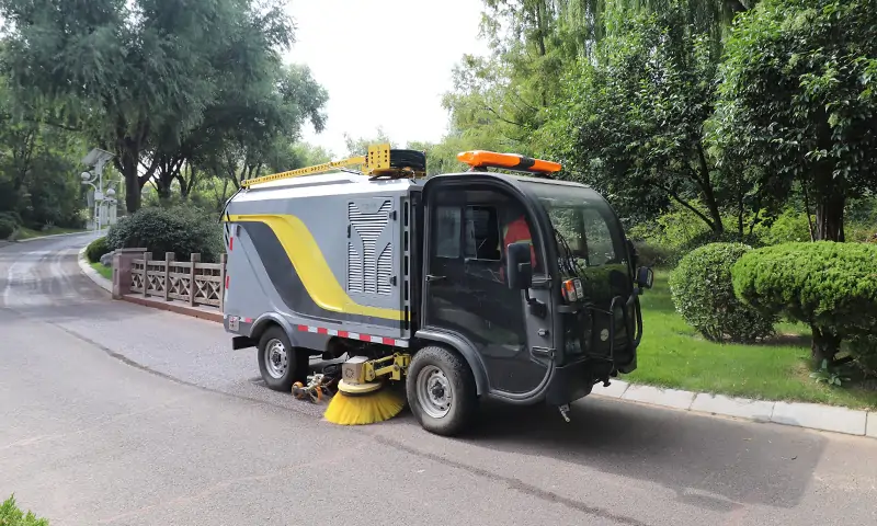 清潔新時(shí)代：純電動(dòng)洗掃車(chē)助力景區(qū)公園道路清潔