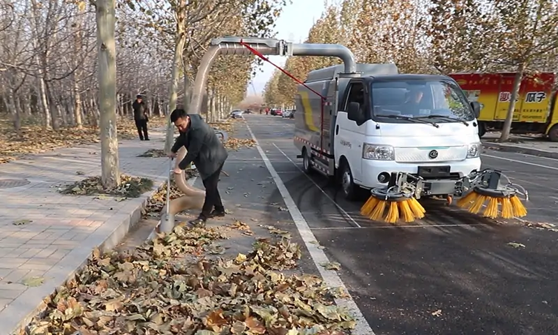 新能源樹(shù)葉收集車(chē)：助力城市清潔的環(huán)保利器