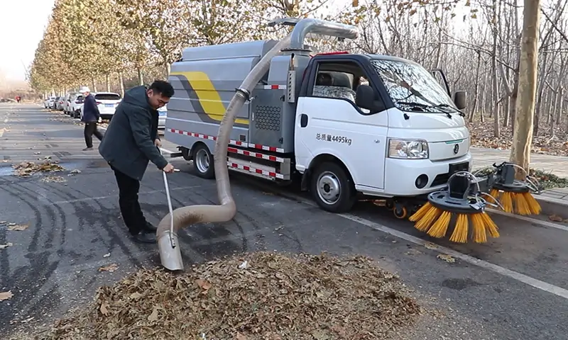 新能源樹葉收集車：城市清潔的綠色利器