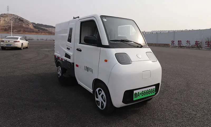 小型純電動洗掃車：城市清潔新利器,功能多樣，應(yīng)用廣泛