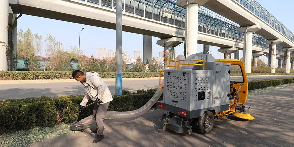 吸入式樹葉收集車 電動三輪車樹葉收集器 樹葉收集器車 三輪樹葉收集車 林場專用樹葉收集車 三輪車樹葉收集機(jī)