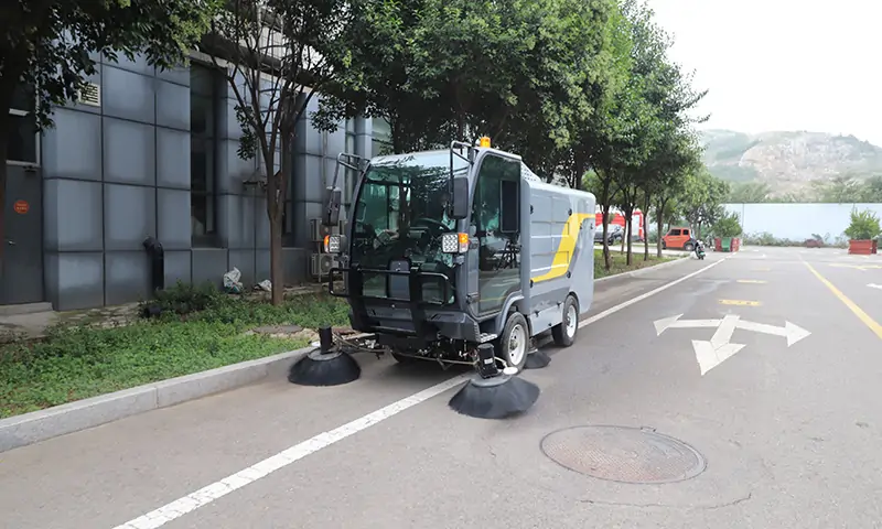 純電動(dòng)小型清掃車(chē)：城市清潔的高效環(huán)保解決方案