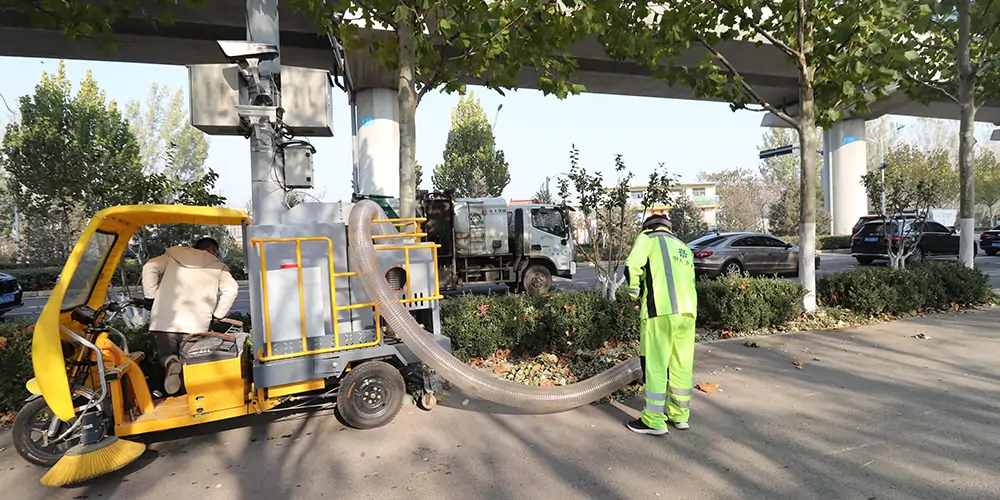 三輪車樹葉收集機(jī) 吸入式樹葉收集車 電動(dòng)三輪車樹葉收集器 樹葉收集器車 三輪樹葉收集車 林場專用樹葉收集車