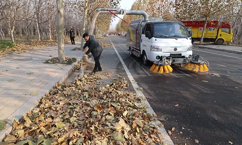 新能源樹葉收集車：高效環(huán)保的城市清潔利器