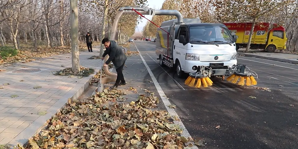 新能源樹葉收集車 新能源多功能樹葉收集車 新能源吸樹葉的機(jī)器 新能源新型樹葉收集車