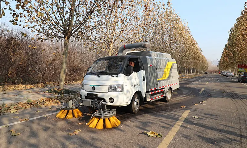 多功能四輪樹(shù)葉收集車(chē)：秋季落葉收集的理想工具